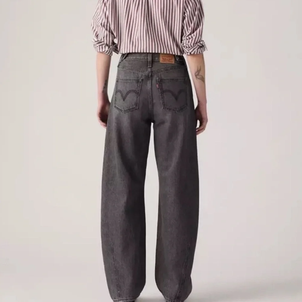 Levi's Women's Cinch Waist Barrel Jeans - Picture 3 of 15